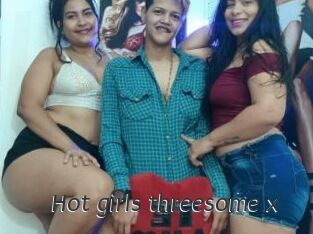 Hot_girls_threesome_x