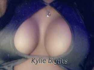 Kylie_bigtits